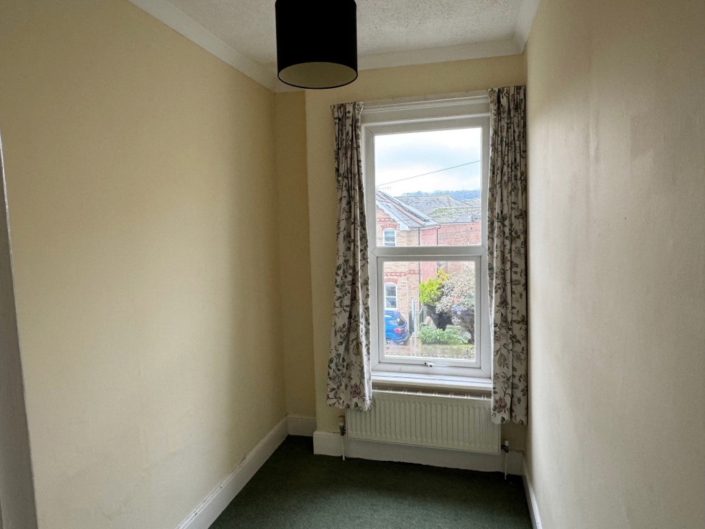 Lot: 165 - TWO-BEDROOM TOWN-CENTRE APARTMENT FOR INVESTMENT OR OCCUPATION - Second Bedroom